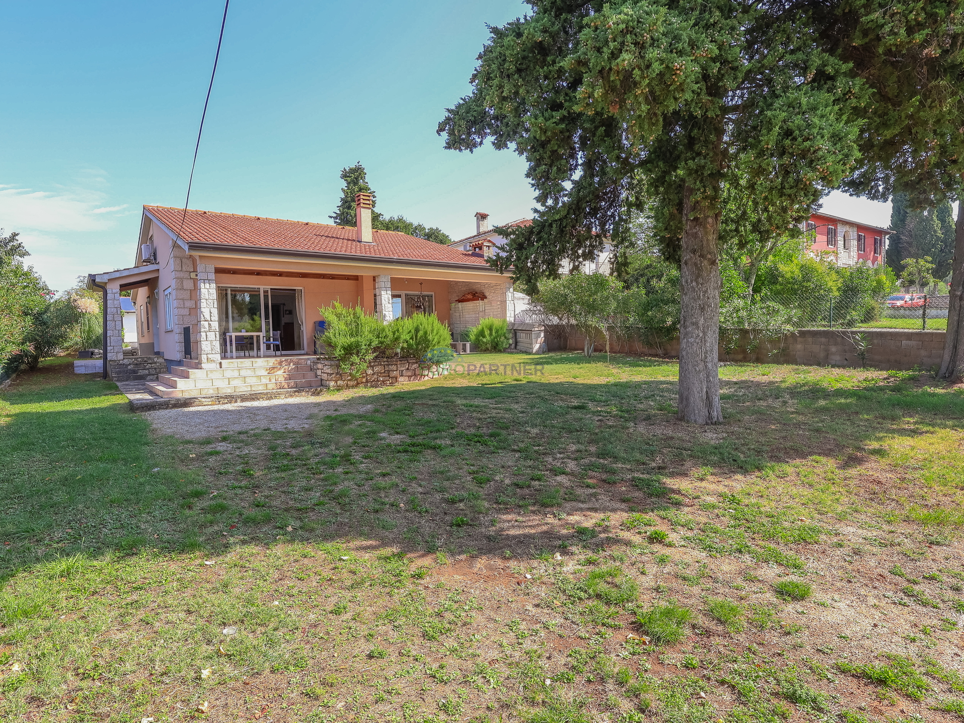 Single-story house with sea view, 10 km from Poreč
