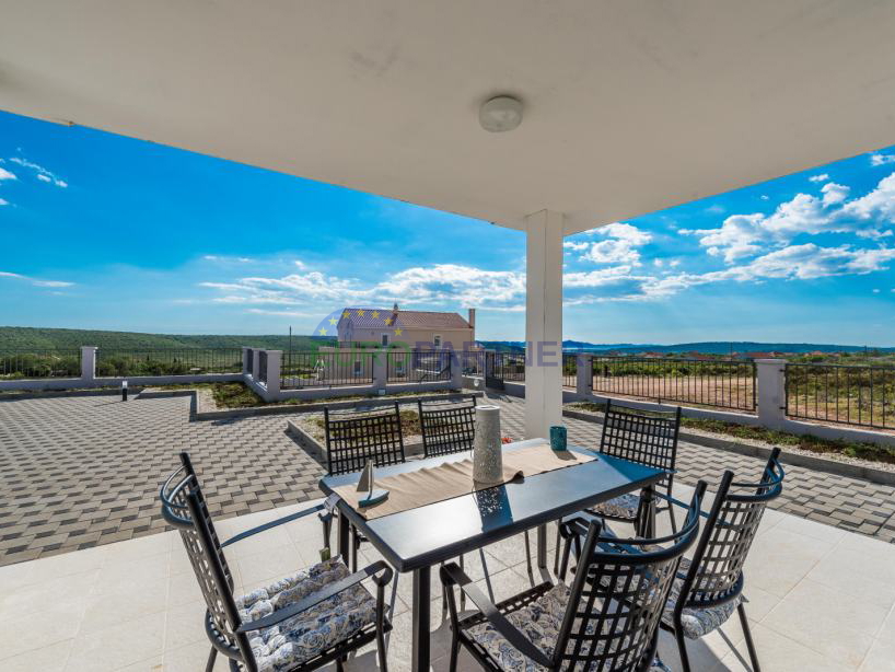 Vila s bazenom, pogled na  more
