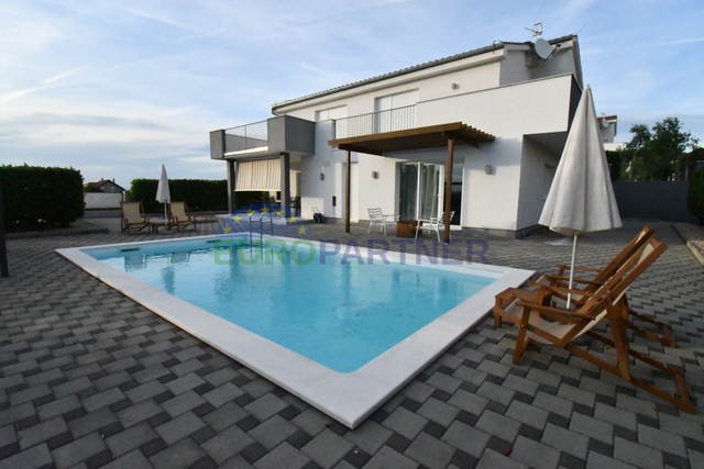 Vila s bazenom, pogled na  more