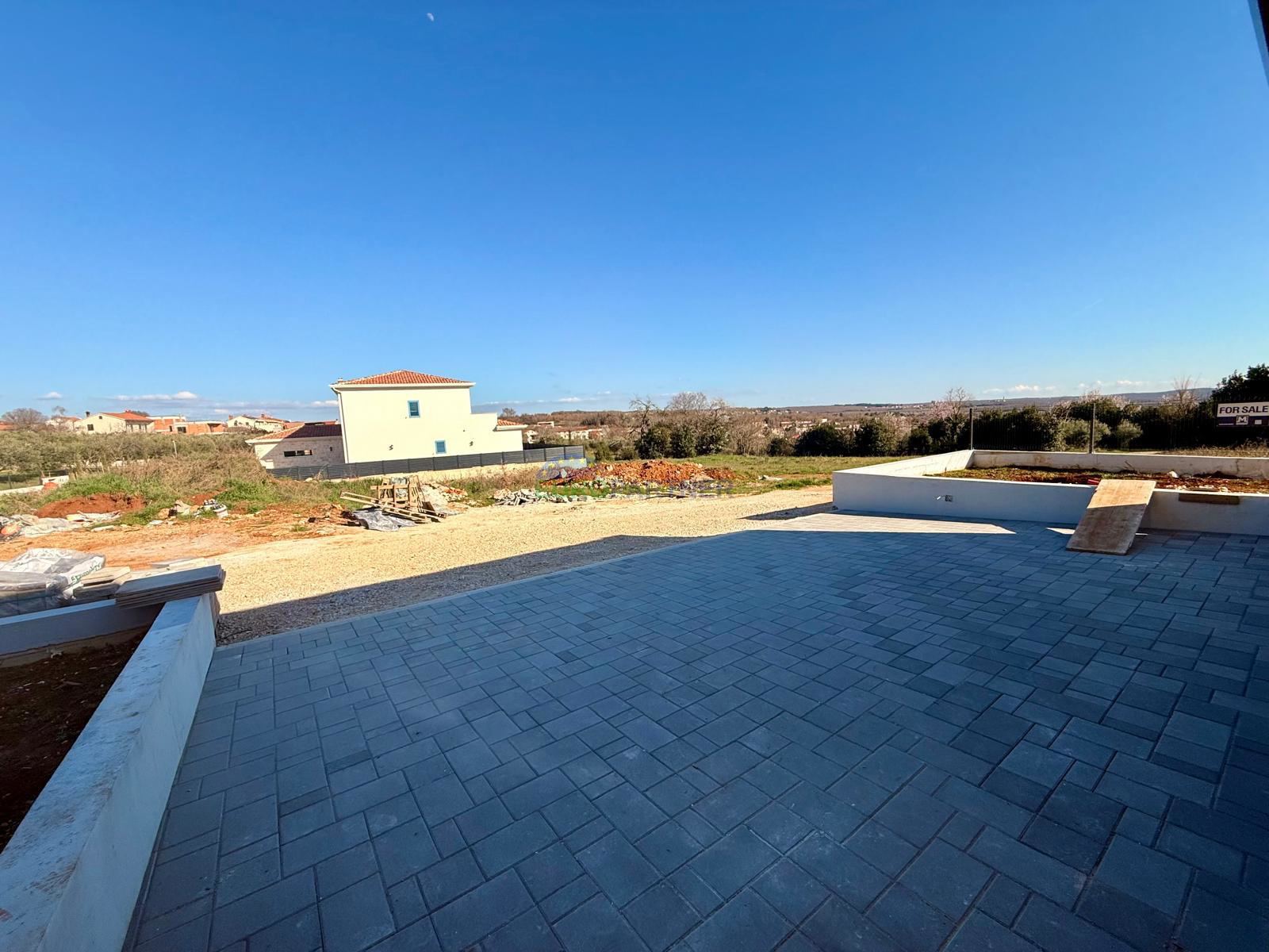 Doppelhaush&auml;lfte mit Pool&comma; Pore&ccaron;&comma; 8km von Meer