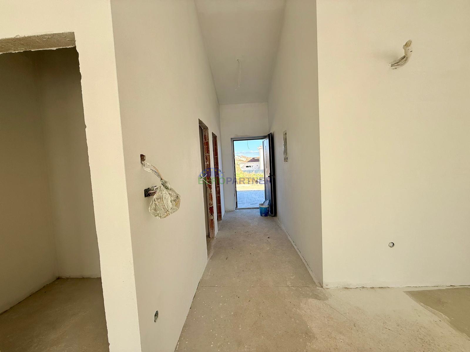 Doppelhaush&auml;lfte mit Pool&comma; Pore&ccaron;&comma; 8km von Meer