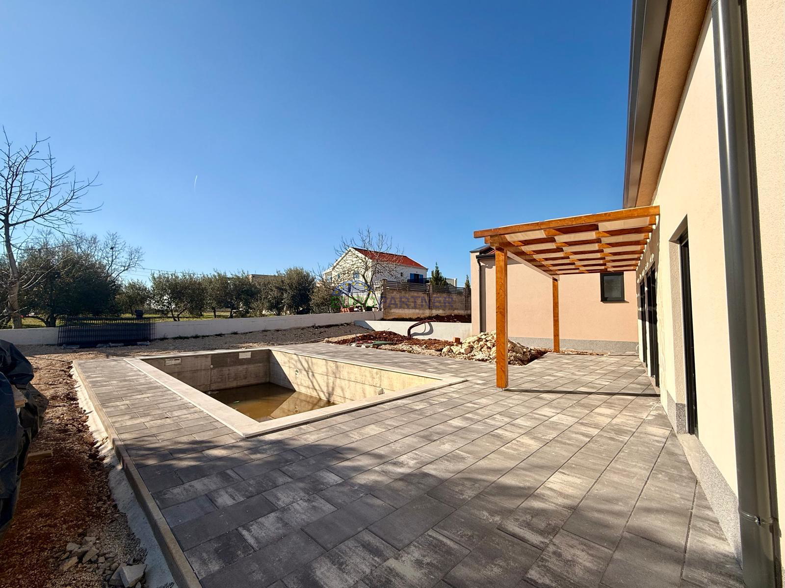 Doppelhaush&auml;lfte mit Pool&comma; Pore&ccaron;&comma; 8km von Meer