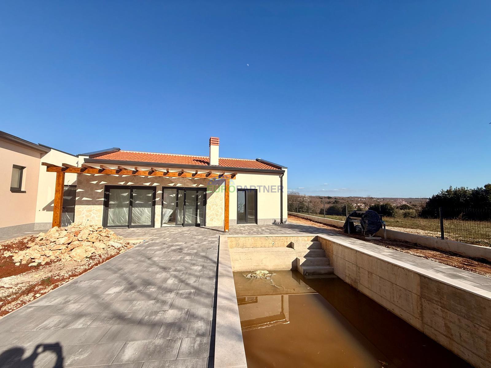 Doppelhaush&auml;lfte mit Pool&comma; Pore&ccaron;&comma; 8km von Meer