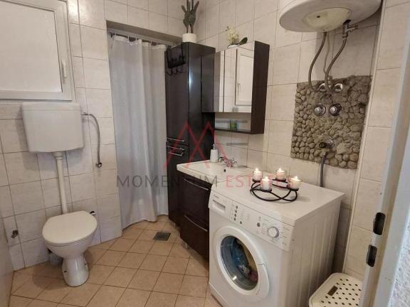 Ku&cacute;a sa 3 stana i poslovnim prostorom