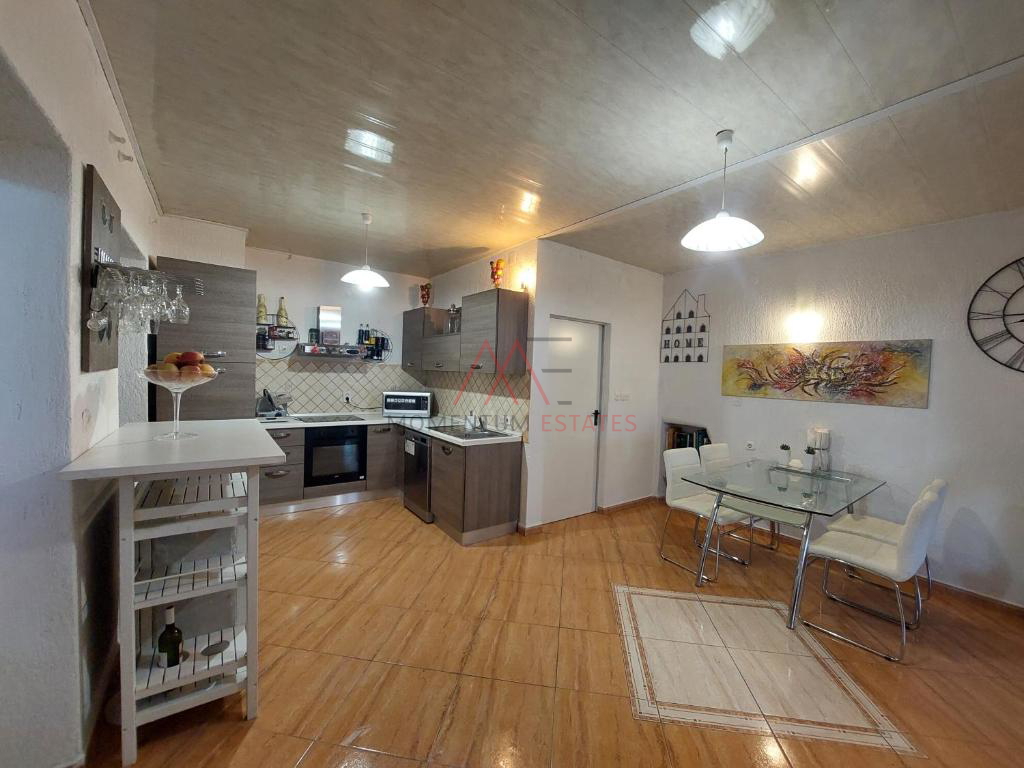 Ku&cacute;a sa 3 stana i poslovnim prostorom