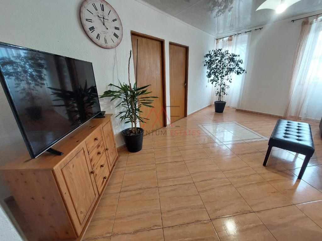 Ku&cacute;a sa 3 stana i poslovnim prostorom