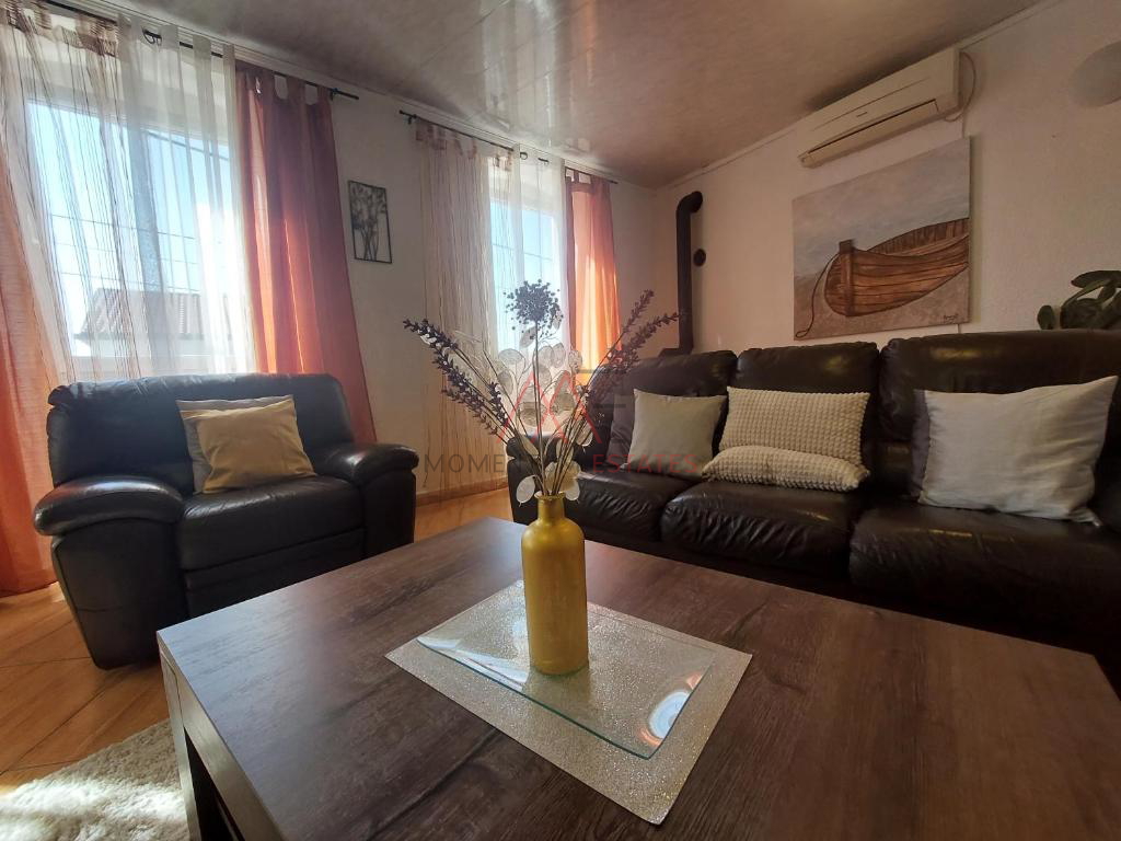 Ku&cacute;a sa 3 stana i poslovnim prostorom