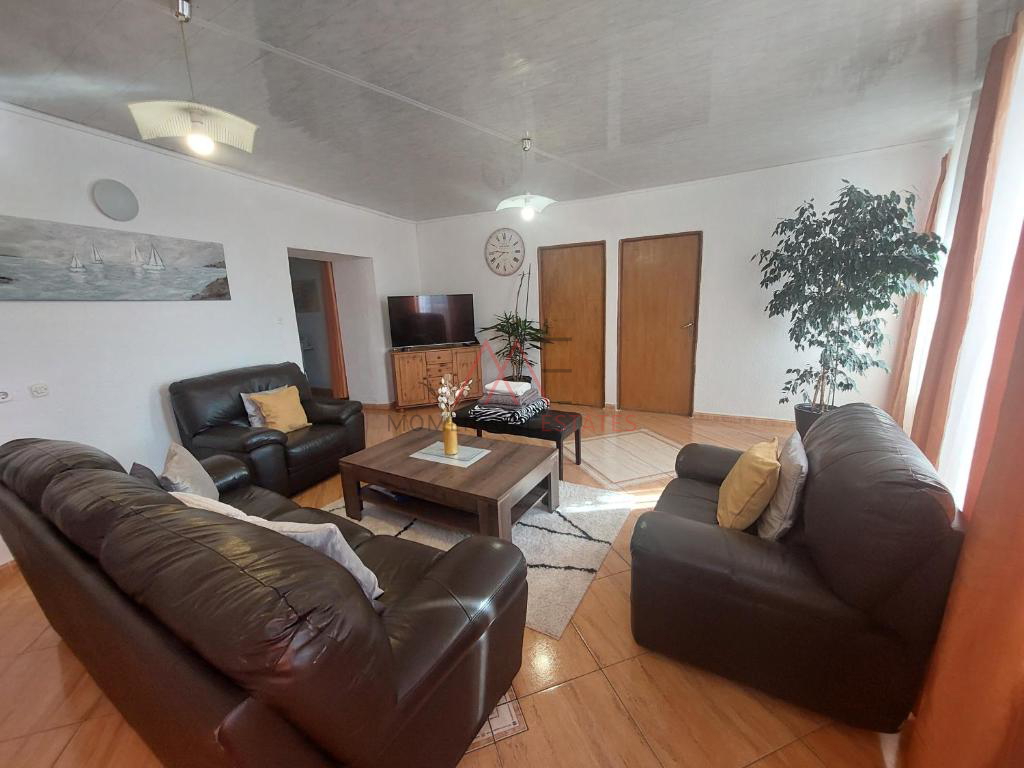 Ku&cacute;a sa 3 stana i poslovnim prostorom