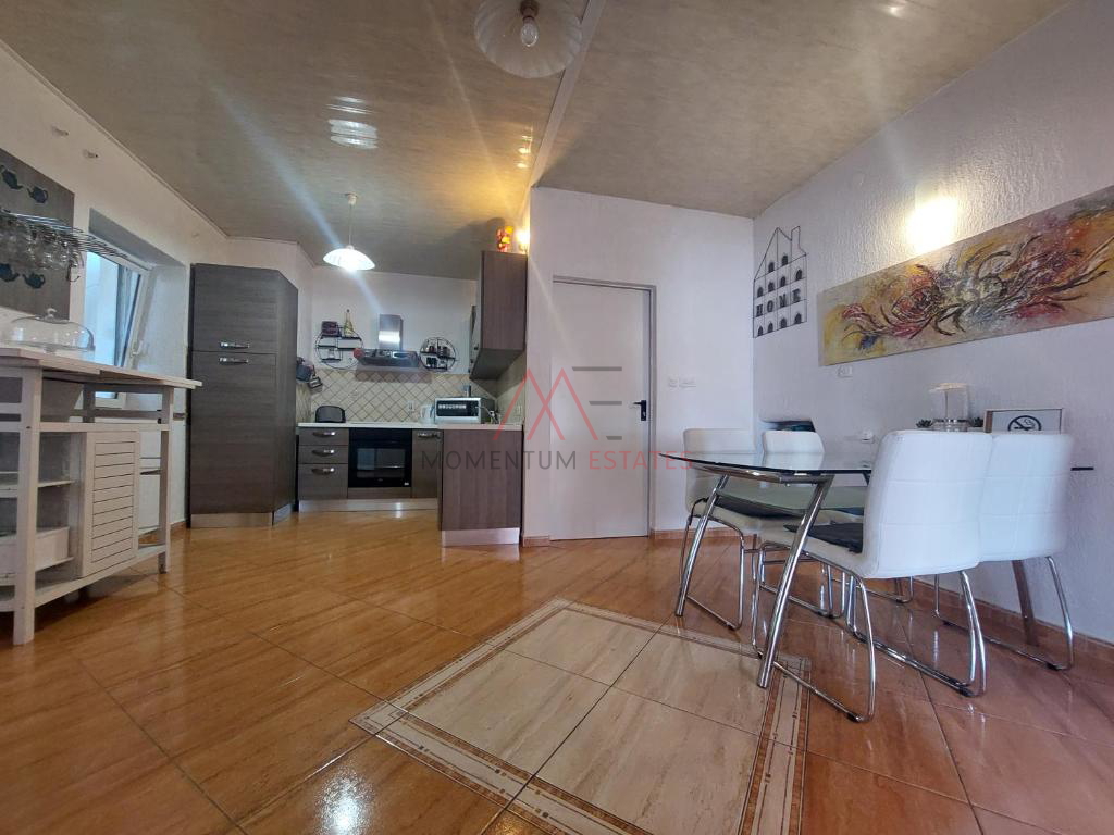 Ku&cacute;a sa 3 stana i poslovnim prostorom