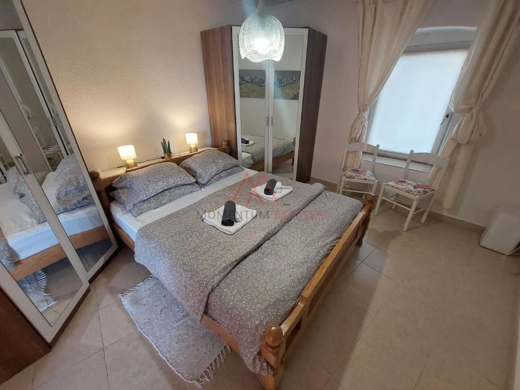 Ku&cacute;a sa 3 stana i poslovnim prostorom