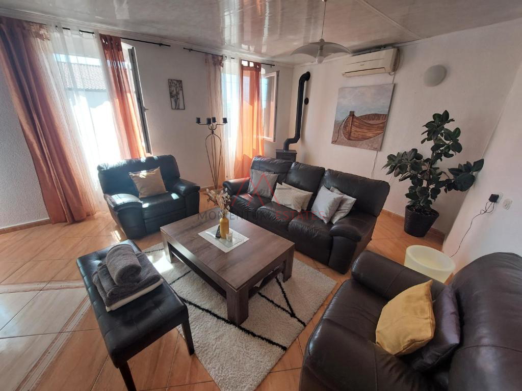 Ku&cacute;a sa 3 stana i poslovnim prostorom