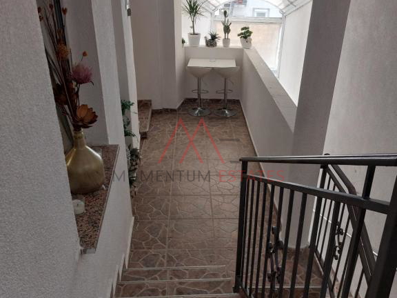 Ku&cacute;a sa 3 stana i poslovnim prostorom