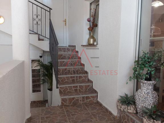 Ku&cacute;a sa 3 stana i poslovnim prostorom