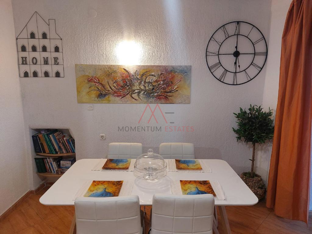 Ku&cacute;a sa 3 stana i poslovnim prostorom