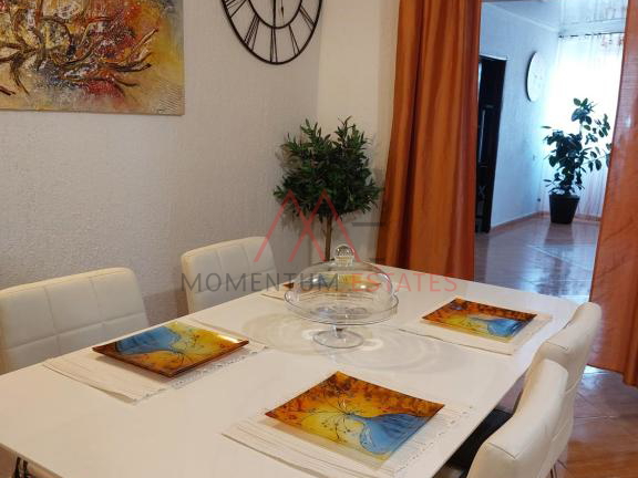 Ku&cacute;a sa 3 stana i poslovnim prostorom