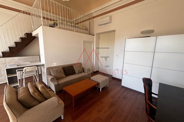 Rijeka centar, dvoetažni manji stan s parkingom