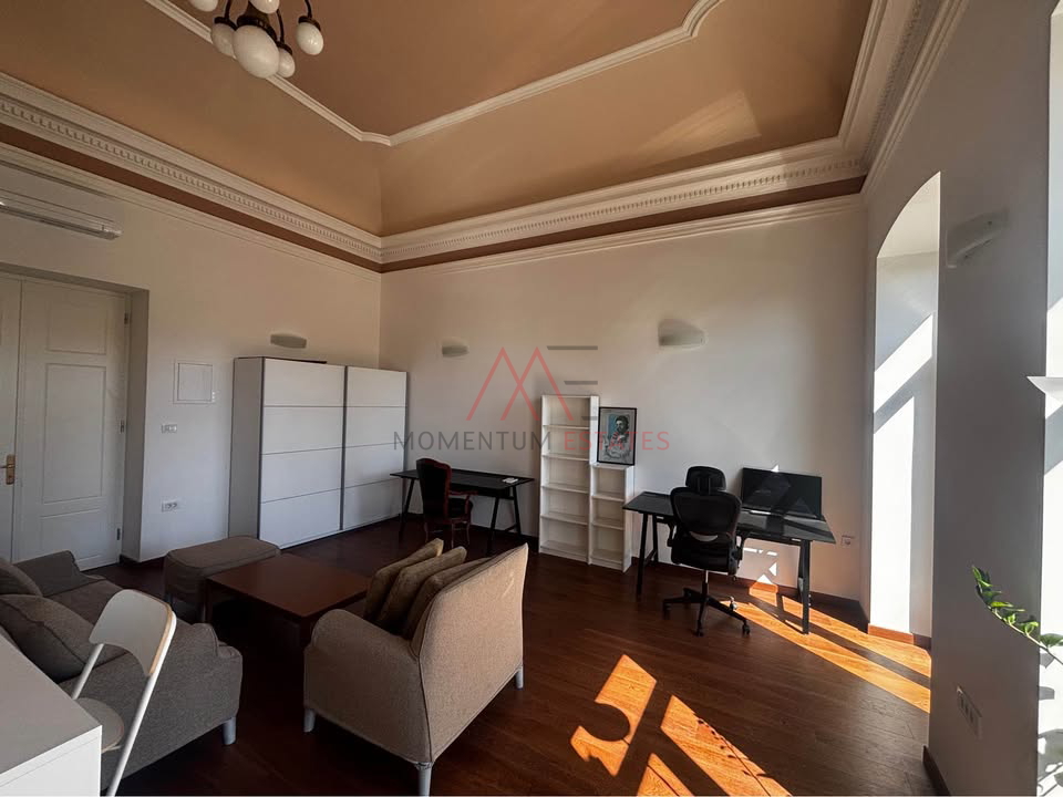 Rijeka centar&comma; dvoeta&zcaron;ni manji stan s parkingom