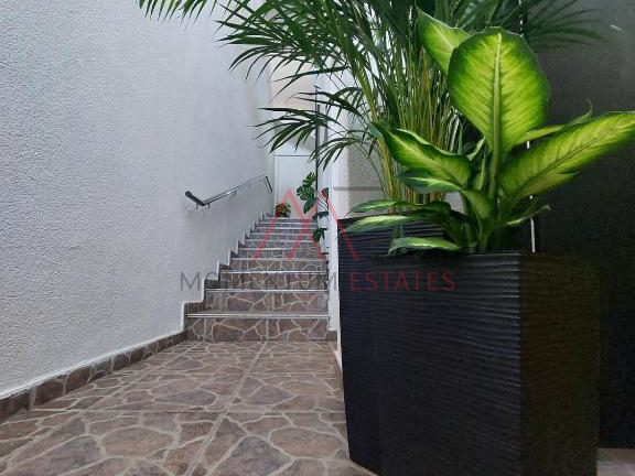 Ku&cacute;a sa 3 stana i poslovnim prostorom