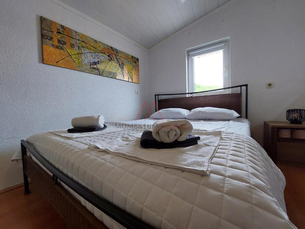 Ku&cacute;a sa 3 stana i poslovnim prostorom