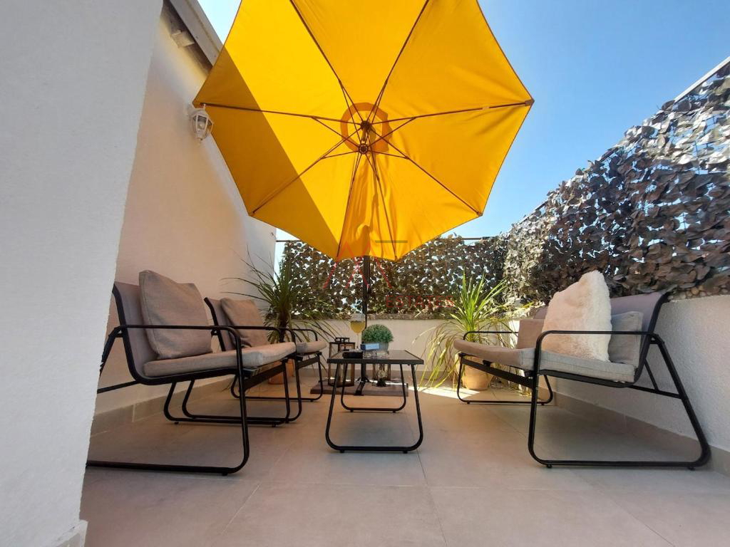 Ku&cacute;a sa 3 stana i poslovnim prostorom