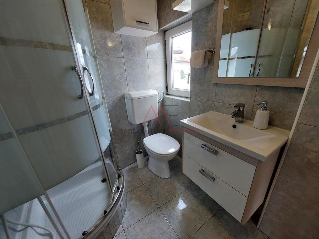 Ku&cacute;a sa 3 stana i poslovnim prostorom