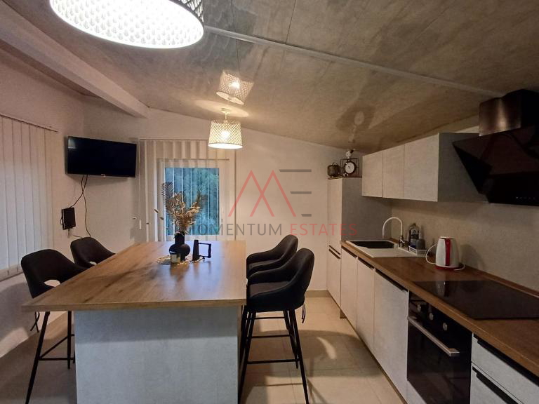 Ku&cacute;a sa 3 stana i poslovnim prostorom