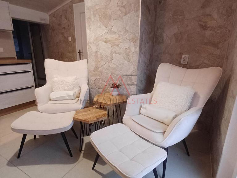 Ku&cacute;a sa 3 stana i poslovnim prostorom