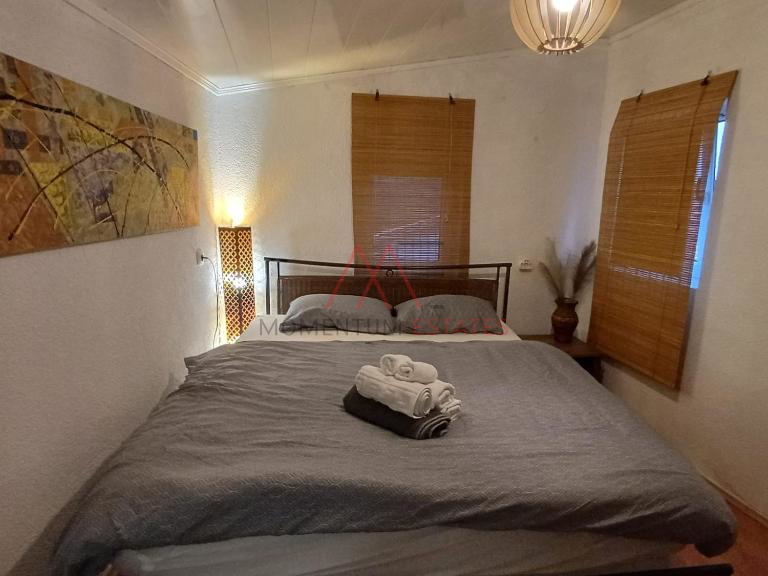 Ku&cacute;a sa 3 stana i poslovnim prostorom