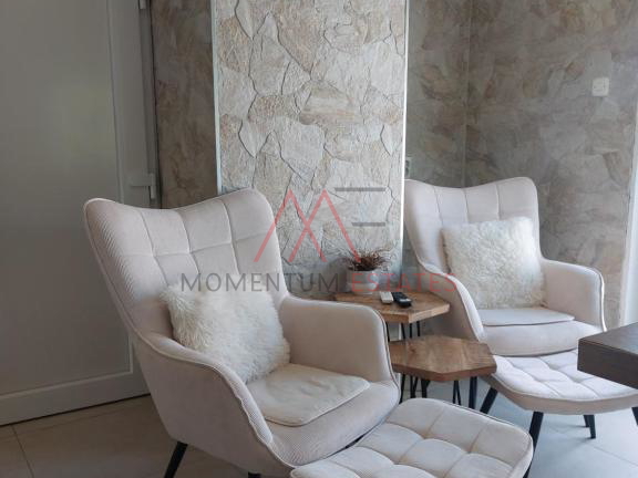 Ku&cacute;a sa 3 stana i poslovnim prostorom