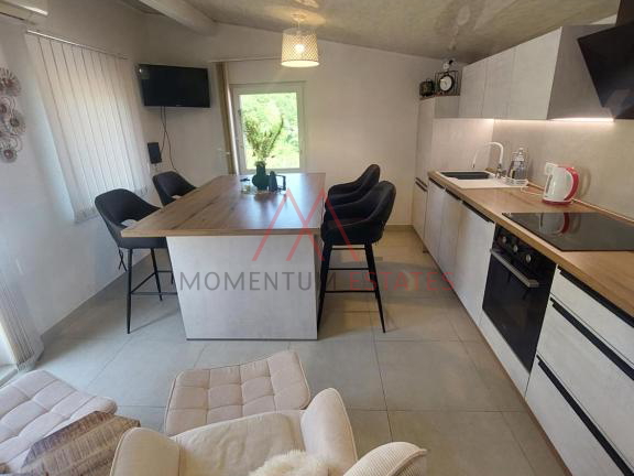 Ku&cacute;a sa 3 stana i poslovnim prostorom