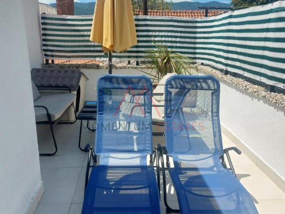 Ku&cacute;a sa 3 stana i poslovnim prostorom