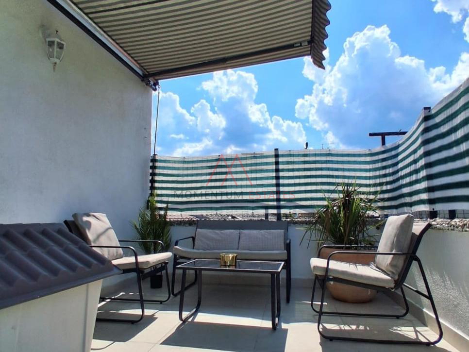 Ku&cacute;a sa 3 stana i poslovnim prostorom