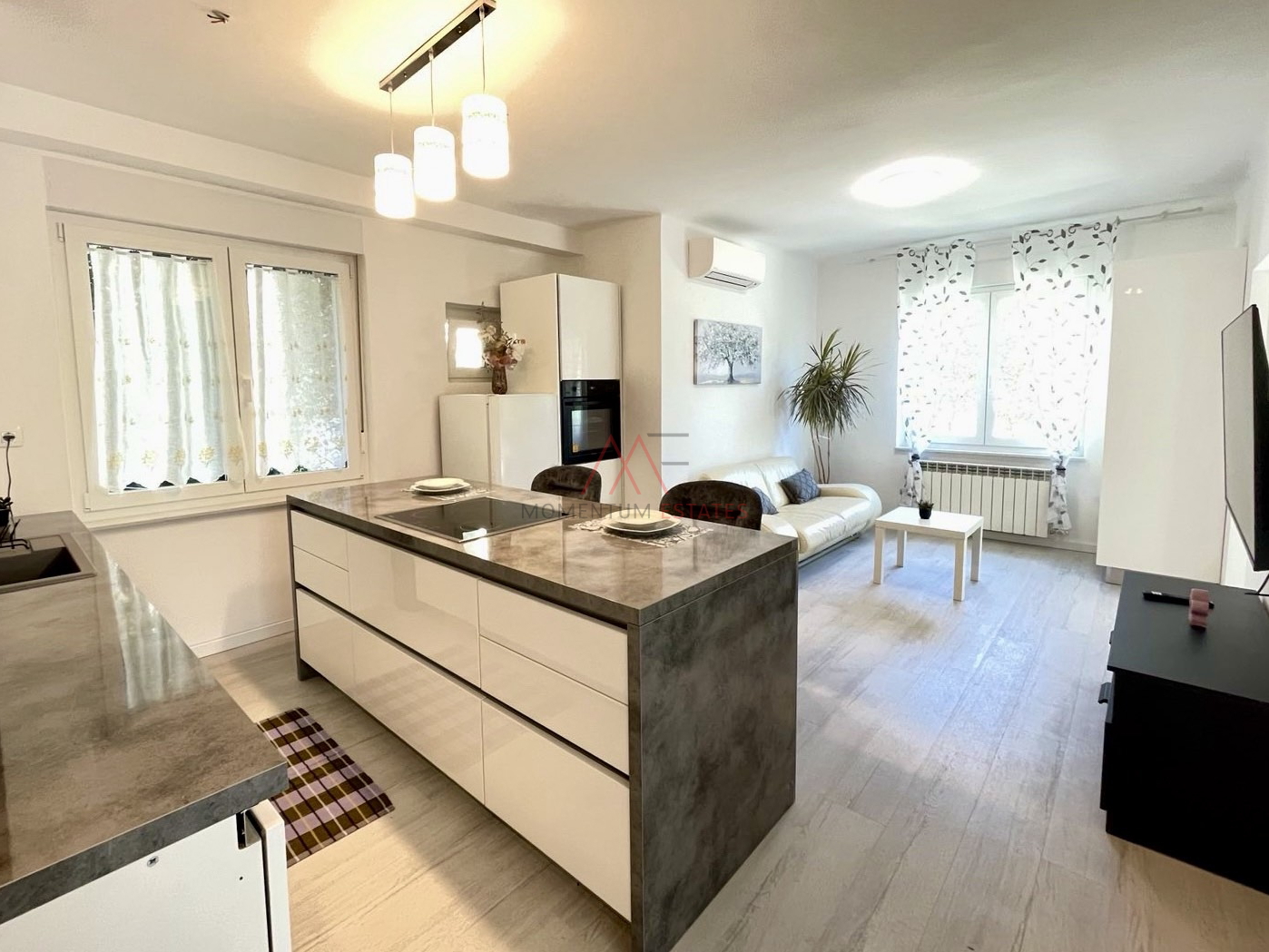 Bulevard,novuređen,moderan stan za najam