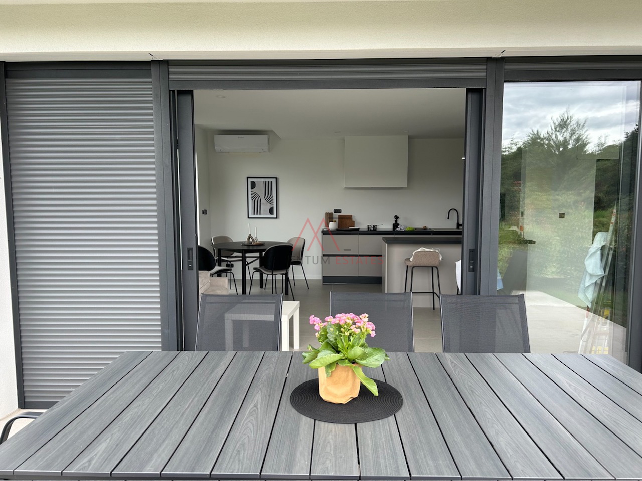 Hosti,moderan dvoetažni stan u novogradnji za najam