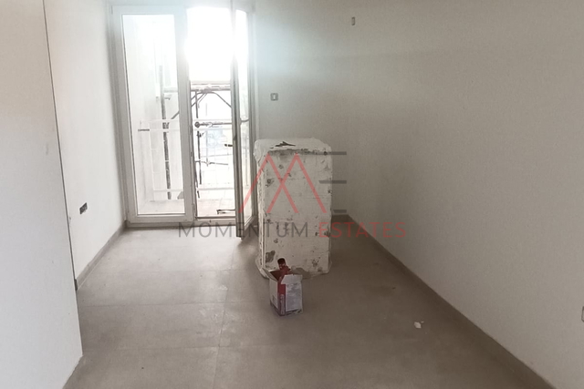 Crikvenica, jednosobni stan s prostranom terasom i balkonom