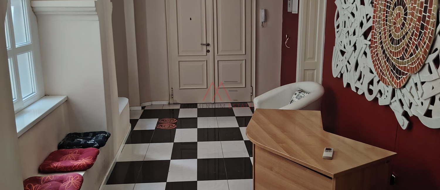 Rijeka Korzo, elegantan četverosobni stan s balkonom