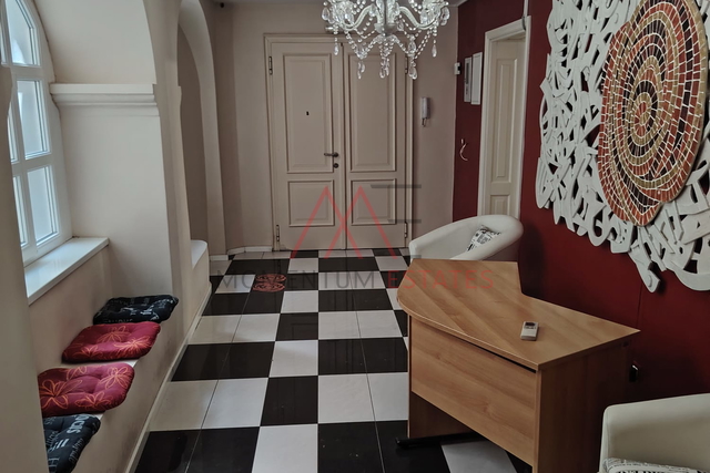Rijeka Korzo, elegantan četverosobni stan s balkonom