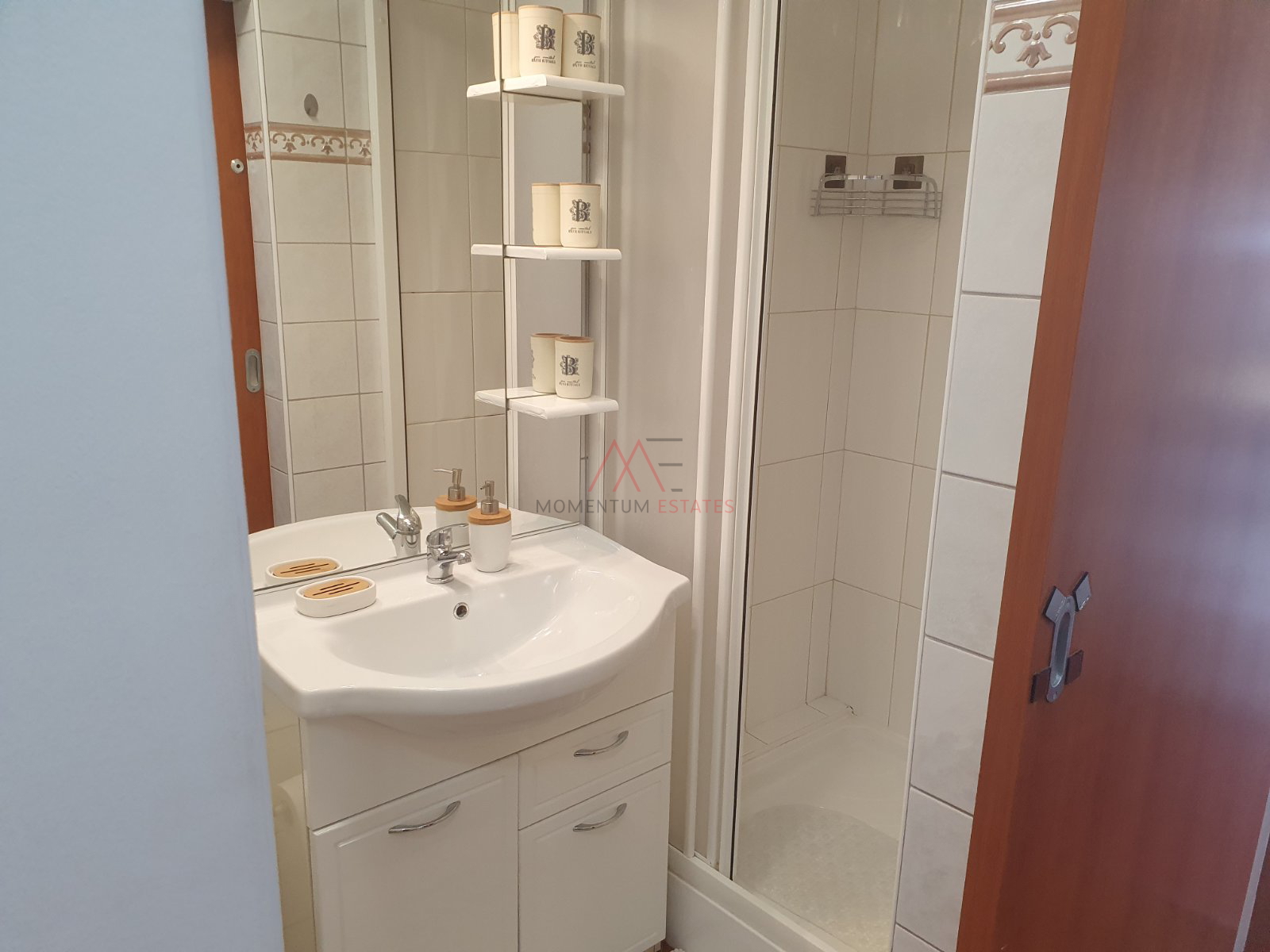 Pe&cacute;ine 1&period;red do mora 1s&plus;db dugoro&ccaron;no
