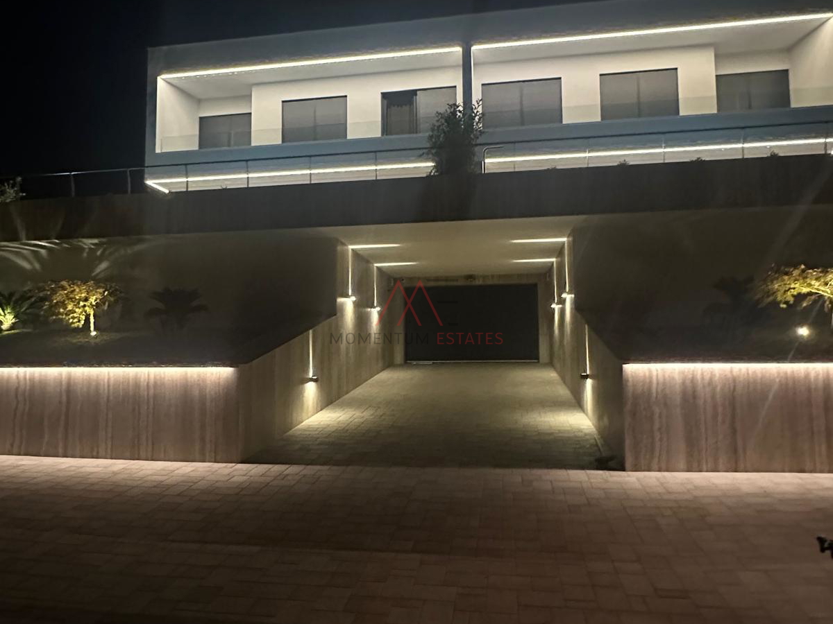 Kostrena&comma; Ekskluzivna dvojna ku&cacute;a sa bazenom i gara&zcaron;om