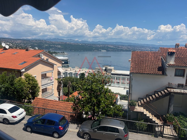 Opatija&comma; stan s parkingom i pogledom na more