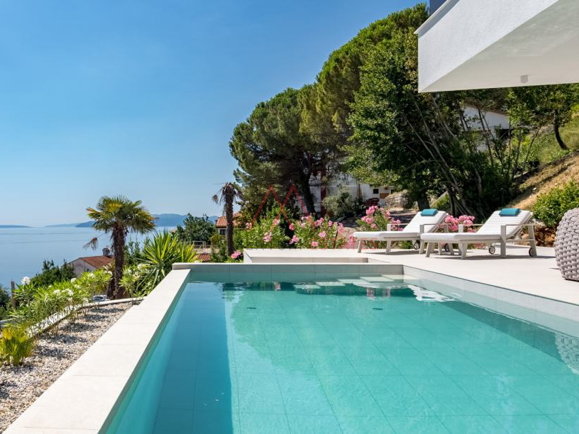 Opatija&comma; stan s privatnim bazenom&comma; jacuzzijem&period;&period;