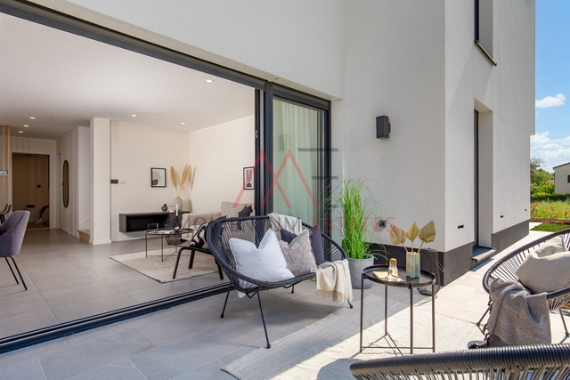 Hosti,moderan dvoetažni stan za najam