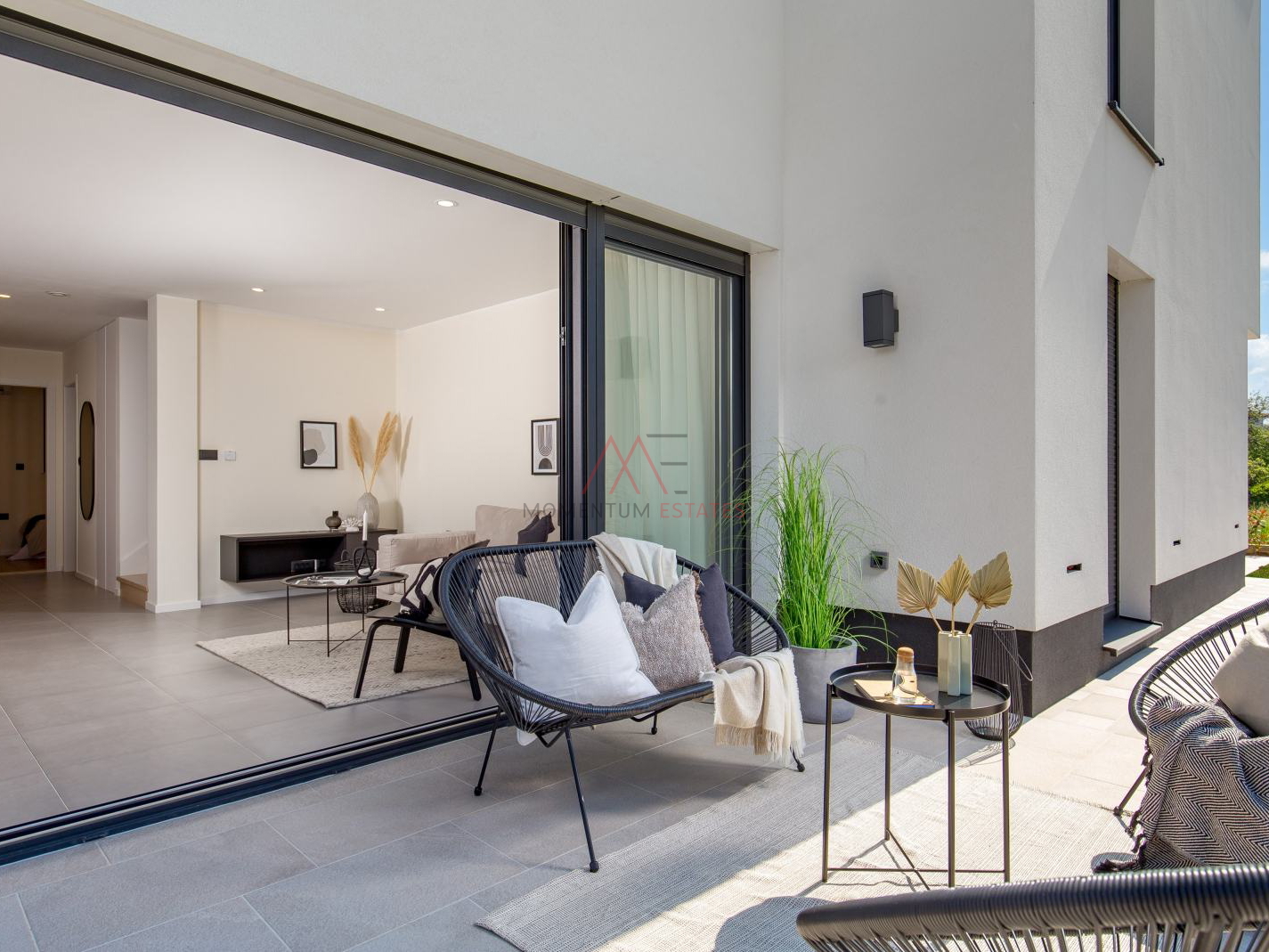 Hosti,moderan dvoetažni stan za najam