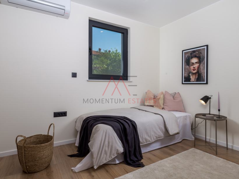 Hosti,moderan dvoetažni stan za najam