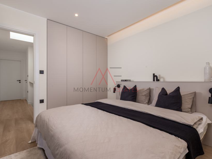 Hosti,moderan dvoetažni stan za najam