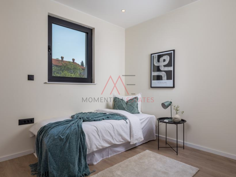 Hosti,moderan dvoetažni stan za najam