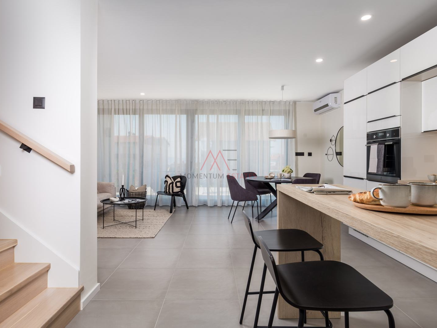 Hosti,moderan dvoetažni stan za najam