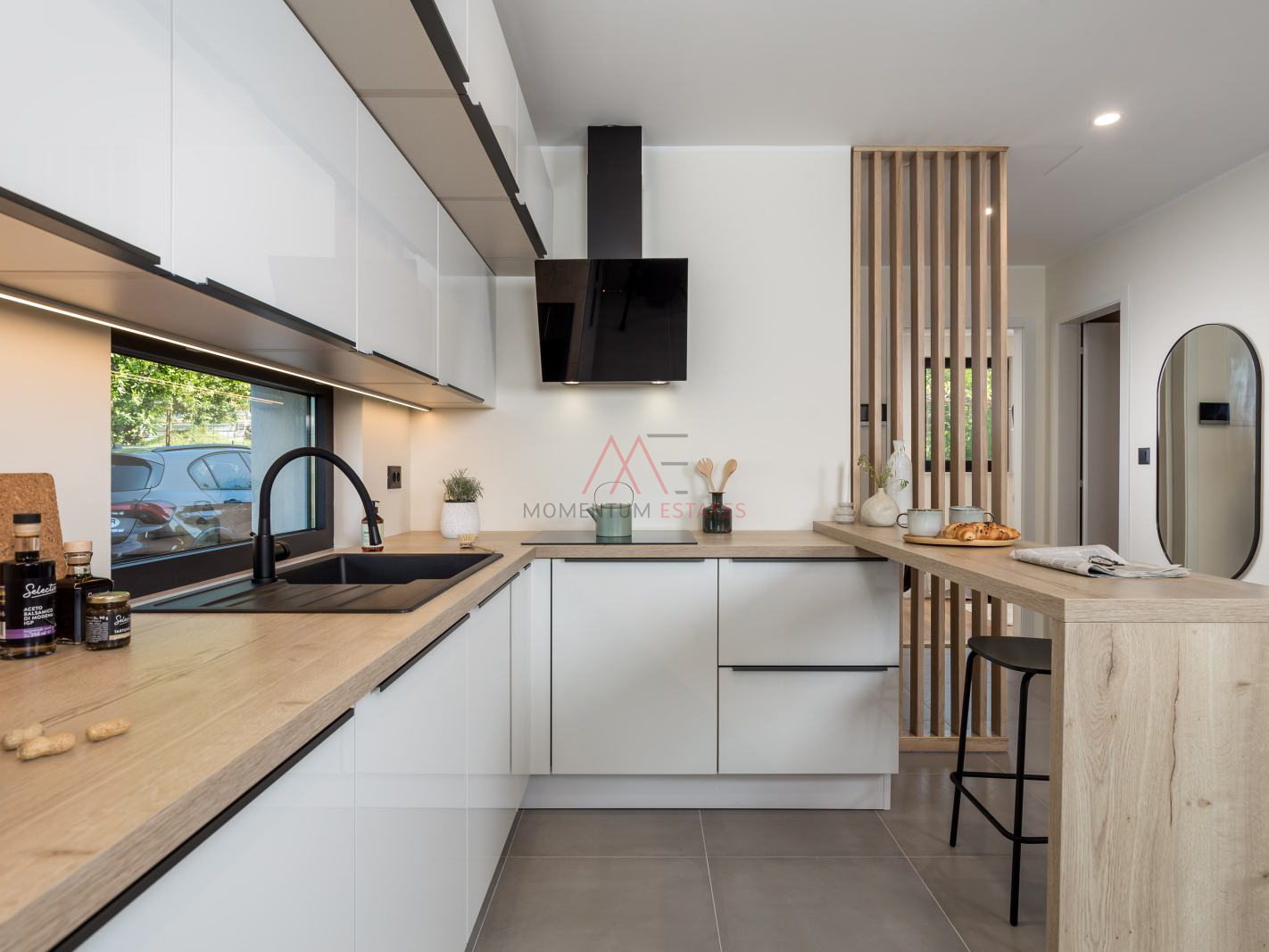 Hosti,moderan dvoetažni stan za najam