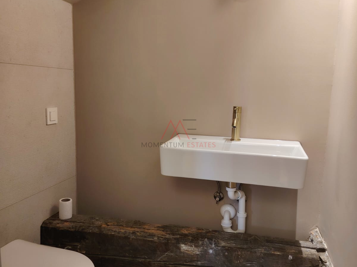 Belveder&comma; umjetni&ccaron;ki renoviran dvosobni stan s terasom