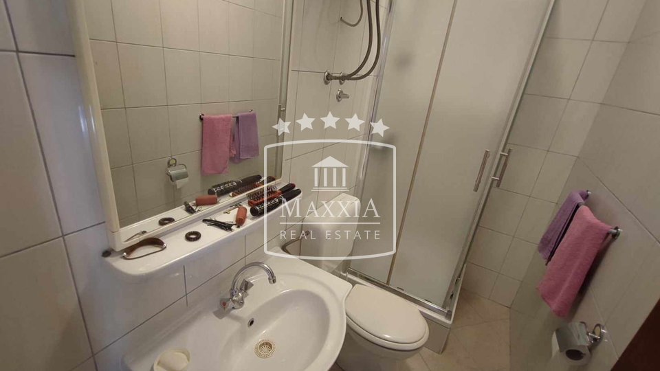 Starigrad - kuća katnica veliki vrt 150m od mora! 350000€